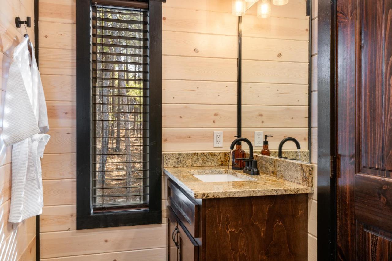 New Luxury Cabin, Hot Tub, Forest Views,Hotel Style Amenities Broken Bow Exteriör bild